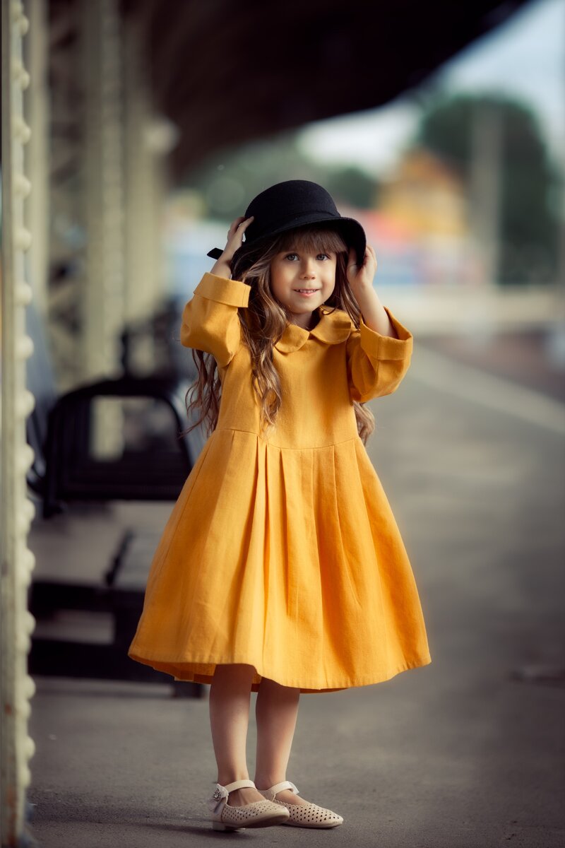 Лизи позирует фотографу.