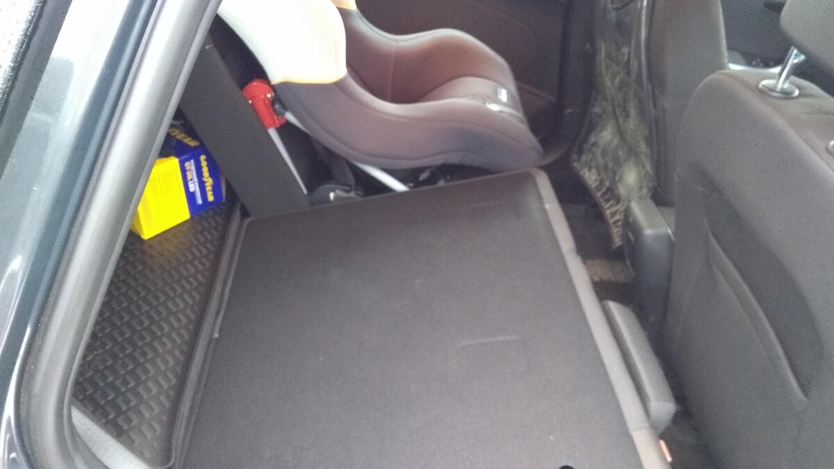 Задняя правая дверь кое как поддалась. Листай ►