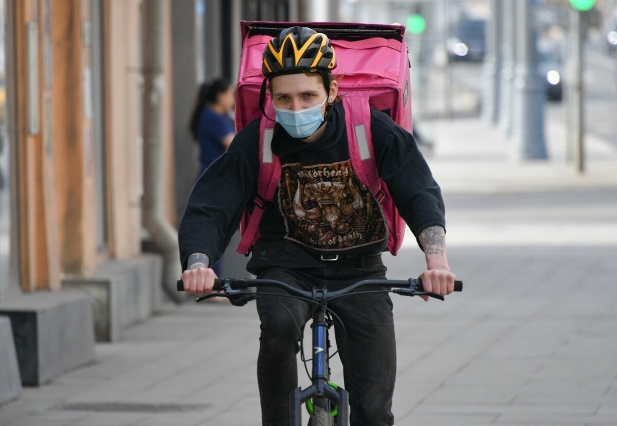 На тротуарах много людей, поэтому звоночек пригодится