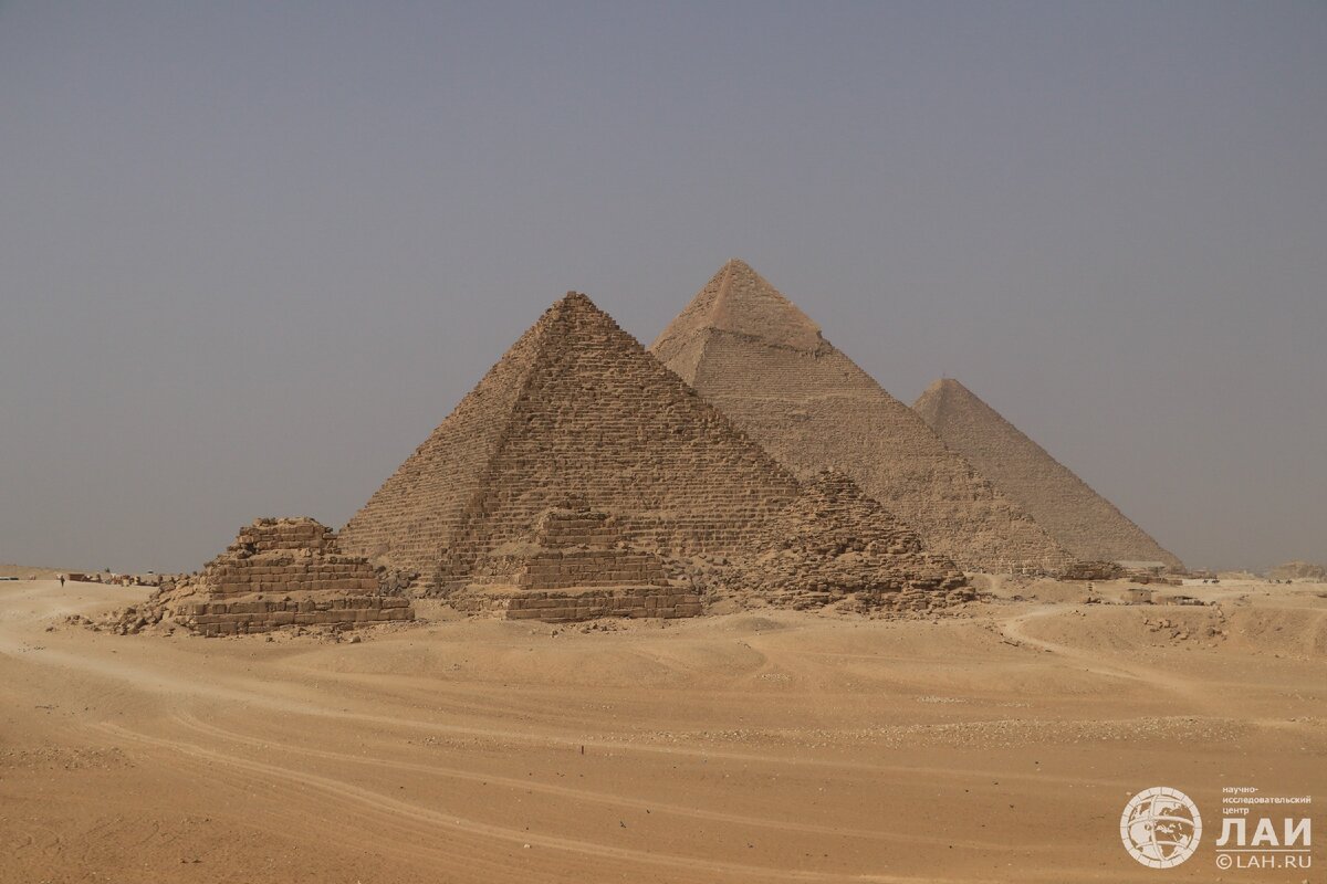 Все дороги ведут к Пирамидам. Фото Ондраша Сабо. Источник lah.ru