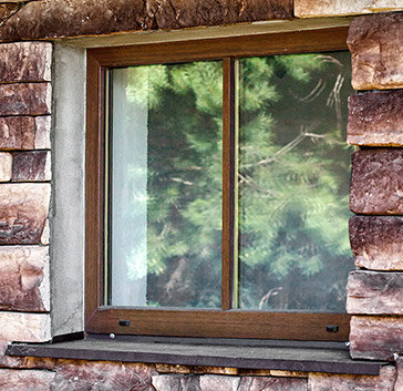 На окно может быть установлена фурнитура с поворотно-откидным методом открывания. Тогда все еще проще, можно распахнуть или откинуть. Все элегантно решается поворотом ручки.