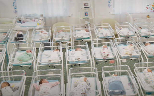 У этих детей есть родители, но они живут в другой стране и не могут забрать своего ребенка из-за закрытия границ. https://www.timesofisrael.com/lockdown-strands-100-surrogate-babies-in-ukraine-bound-for-europe-and-israel/