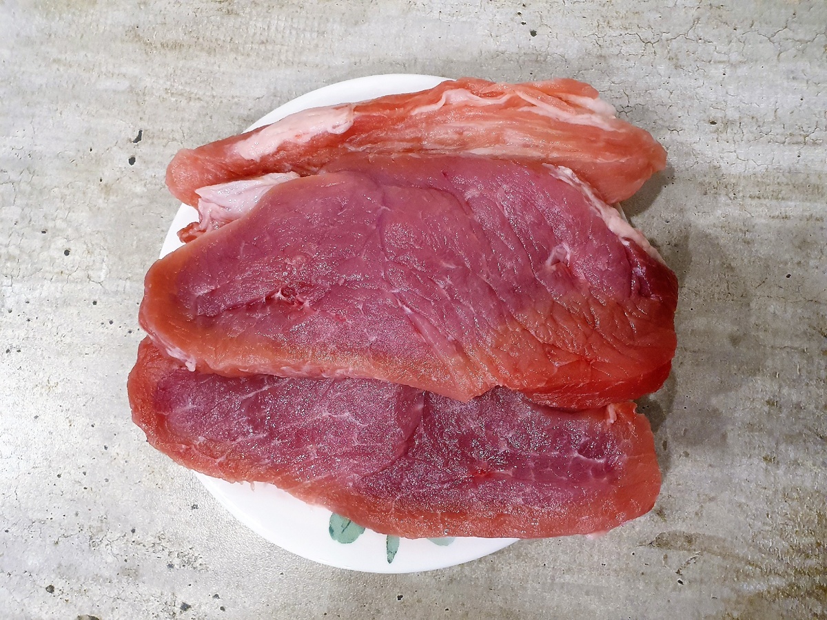 Свинина готовится к отбиванию