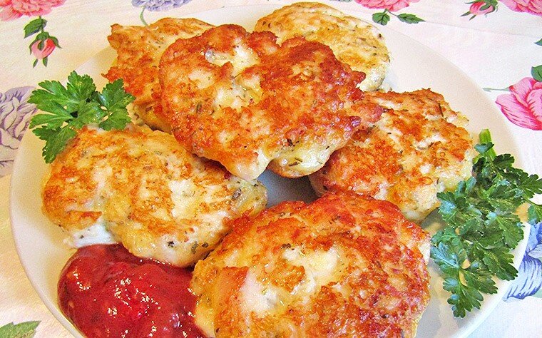 Традиционным советским свиным котлетам с луком наша семья предпочитает котлеты куриные с сыром. Они менее жирные, легче усваиваются организмом. Делюсь своим рецептом. 