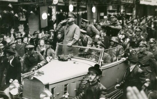 Чехи встречают Гитлера зигами и цветами