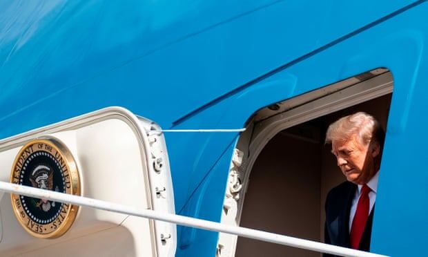 Трамп уходит с трамплина Air Force One в Палм-Бич в среду. Вне офиса Трамп уязвим для расследований на федеральном уровне и уровне штатов. Фото: Алекс Эдельман / AFP / Getty Images