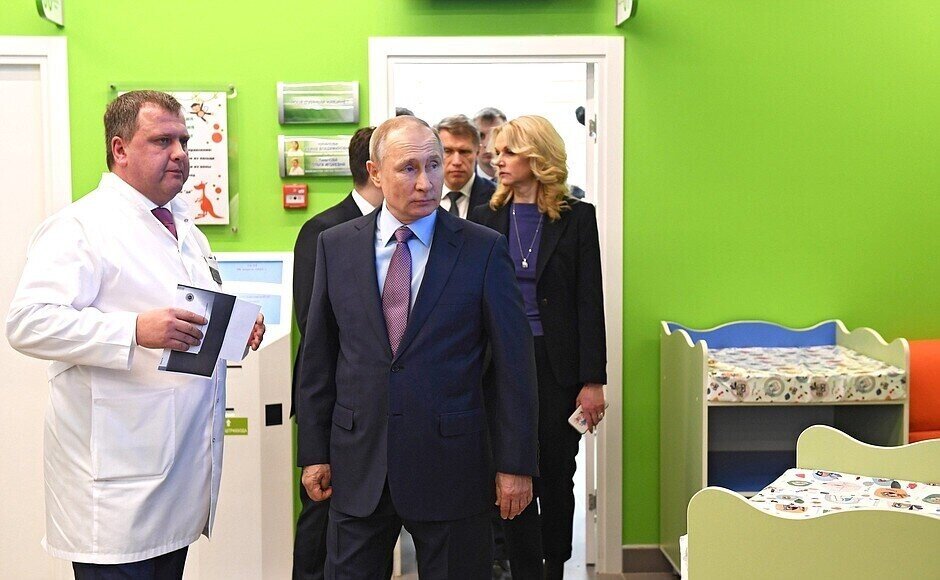 Фотография из открытых источников в интернете. Владимир Владимирович Путин посещает медицинское учреждение