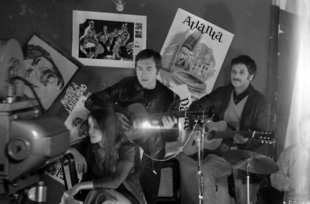 Запись песен к фильму «Бегство мистера Мак-Кинли». «Мосфильм», 1973 год . https://fishki.net/2477622-111-redkih-fotografij-v-s-vysockogo.html