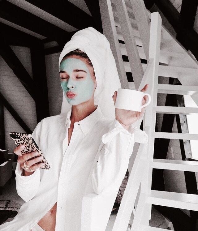 Если тебе кажется, что это твоему партнеру нужно измениться, чтобы ваши отношения стали лучше, ты либо не с тем человеком, либо упускаешь что-то важное. Вот несколько признаков, что это тебе нужно что-то изменить в себе:

1. Ты слишком часто расстраиваешься из-за своего партнера.Если ты замечаешь, что каждый день злишься на него, то возможно дело не в нем. Может ты слишком все анализируешь, может на самом деле проблема в твоей неуверенности и комплексах. Подумай об этом. Только честно.

2. Ты считаешь, что ты слишком хороша для него.Если ты уверена, что ты лучше него, что ему повезло быть с тобой, посмотри в зеркало. Никто не идеален, включая тебя. Если ты считаешь себя выше, почему тыс ним тогда? Тебе нужно снять корону.

3. Ты никогда не считаешь себя виноватой в ваших ссорах.Если каждая ссора заканчивается тем, что твой партнер берет всю вину на себя, возможно это не потому, что он правда виноват. Просто это легче сделать, чем продолжать с тобой спорить. Невозможно, чтобы один человек всегда во всем был виноват. Ваши отношения никогда не станут лучше, если ты не признаешь свою вину.

4. Ты никогда не идешь на компромиссы.Если только твой партнер всегда идет на жертвы, а ты упрямо отказываешься приспосабливаться, то вероятно ты и виновата в том, что ваши отношения страдают. Отношения зависят от усилий двоих, так что видимо теперь твоя очередь.

5. Ты стала много врать.Если ты слишком часто врешь своему партнеру, даже в мелочах, ты сама подрываешь ваши отношения. Вы не сможете стать крепкой парой, если ты не говоришь правду. Например, не скрывай своих истинных чувств, когда тебе не нравится то, что он делает. Не притворяйся и не копи в себе.

6. Это замечают ваши друзья.Может, люди со стороны и не знают всего того, что происходит в ваших отношениях, но иногда такая оценка тоже помогает. Если многие друзья замечают, что ты сама вредишь своим отношениям, стоит отбросить гордость и прислушаться.

7. Тебе важны только твои желания.Например, ты всегда хочешь ездить только в те места, которые нравятся тебе, а не ему. Ты хочешь гулять только со своими друзьями. Но тебе нужно обратить внимание и не желания своего партнера. Отношения от этого точно станут лучше.

8. Твой партнер несчастен.Если он всегда в грустном настроении рядом с тобой, может даже избегает оставаться один на один, возможно проблема в тебе. И только ты можешь это решить. Постарайся поговорить с ним об этом. И сам факт, что ты хочешь измениться и что-то сделать, уже поможет.

9. Твой партнер боится с тобой заговорить.Если он никогда не говорит о своих чувствах, вероятно на то есть причина и не потому, что ты идеальна. Может он боится заикаться о чем-то, ведь ты никогда не признаешь свою вину.

10. У тебя проблемы и в других отношениях.Может у тебя разладились отношения с друзьями или родными. Подумай, что объединяет все эти случаи? Может тебе нужно быть менее зацикленной на себе в плане идеализации и подумать о том, что тебе нужно в себе исправить. Ты сама от этого выиграешь.26