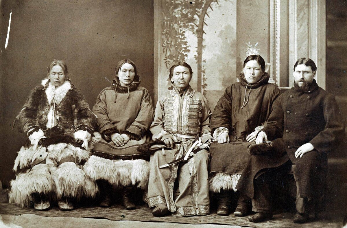 В центре — князь Тайшин в кафтане, подаренном царем.