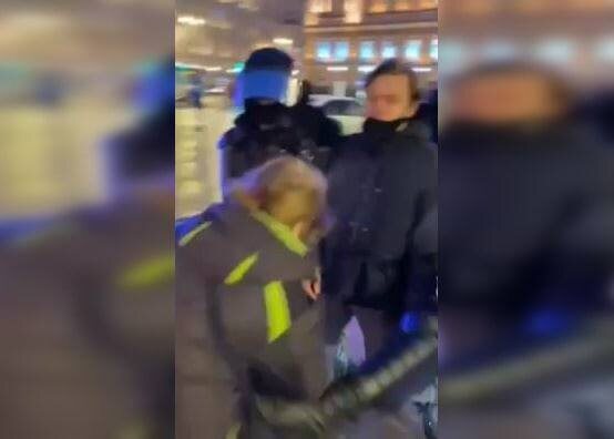 «Ждите»: в Петербурге всё ещё не знают, что делать с полицейским, ударившим женщину ногой в живот. Накануне в пресс-службе регионального главка МВД обещали, что о решении сообщат до конца дня, после совещания. До этих пор, уточняли в пресс-службе, ни МВД, ни СКР прокомментировать ситуацию не могут. 
Сегодня в управлении СКР по Санкт-Петербургу снова велели подождать.

«Сколько у нас есть по закону? 7 дней. Вот в этот срок и ответим. Ждите ответ на запрос».

СКР до сих пор не сообщало о начале проверки в связи с применением насилия к женщине — она сама подала заявление только сегодня, также о расследовании просили правозащитники.