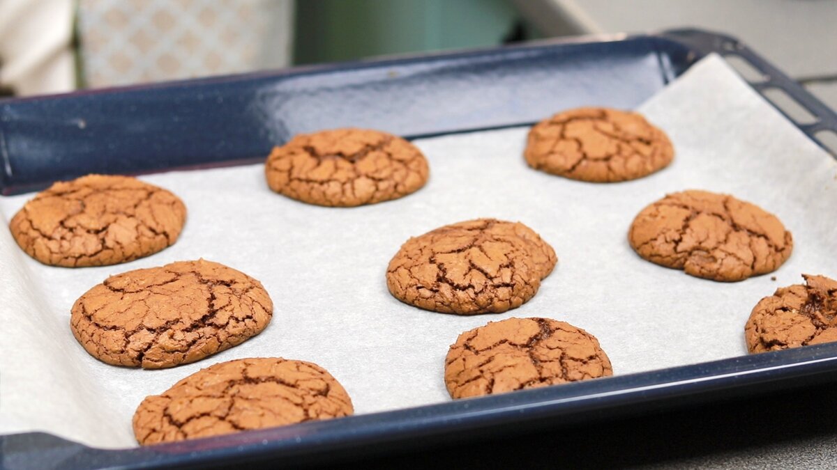 Cookie обязательно. Шоколадное печенье с трещинками. Шоколадное печенье с трещинками от Ольги Шобутинской. Маленькие печенье покрытые сахаром и шоколадом.