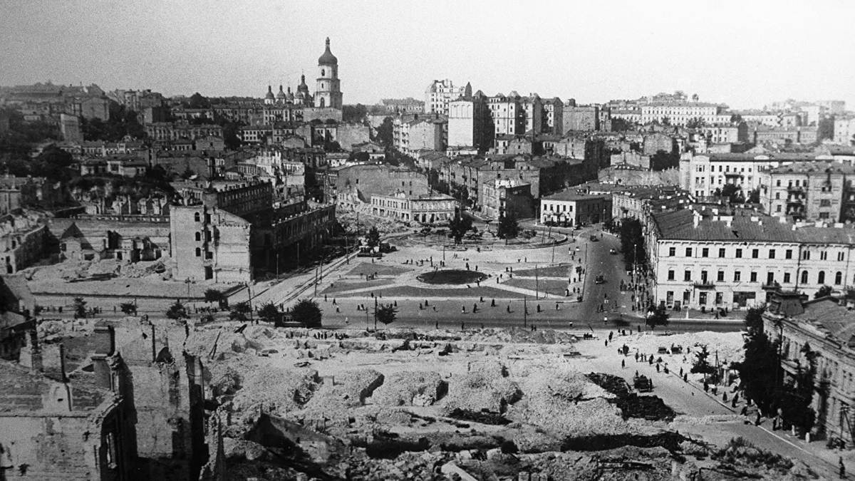 Освобожденный киев 1943. Освобождение Киева 1943. Киев 1943 разрушения. Штурм Киева 1943. Киев Крещатик после освобождения 1943.