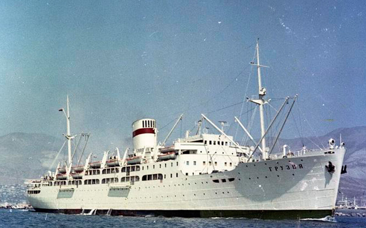 Теплоход "Грузия", Цемесская бухта, Новороссийск, конец 1960-х - начало 1970-х гг. © Неизвестно, источник: http://nvrsk-kostomarovo.ru/main.php?g2_itemId=35147 