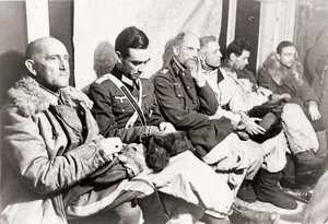 Плененные немецкие генералы и офицеры 6-й армии Вермахта, слева направо: генерал-майор Отто Корфес, командир 295-й пехотной дивизии; подполковник Герхард Диссель, начальник штаба 295-й пехотной дивизии; генерал артиллерии Макс Пфеффер, командир 4-го армейского корпуса; генерал артиллерии Вальтер фон Зейдлитц-Курцбах, командир 51-го армейского корпуса. (сайт Военный альбом)