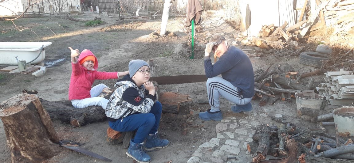 Фото весна 2020. Пилили сухой абрикос ручными пилами. Работали все, неженок в семье нет)).