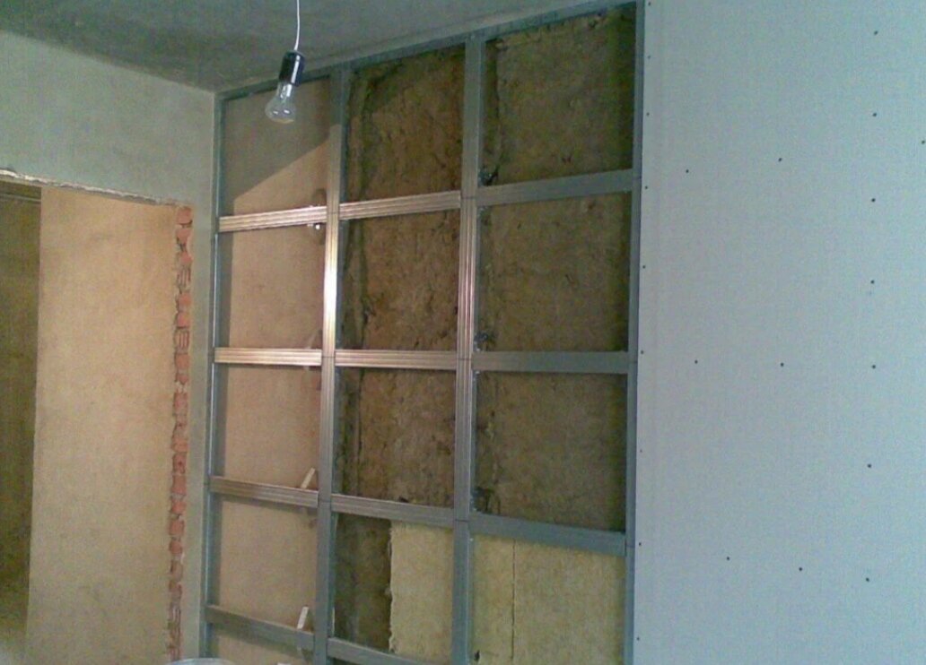 Выравнивание стен с каркасом  и утеплением под гипсокартон
