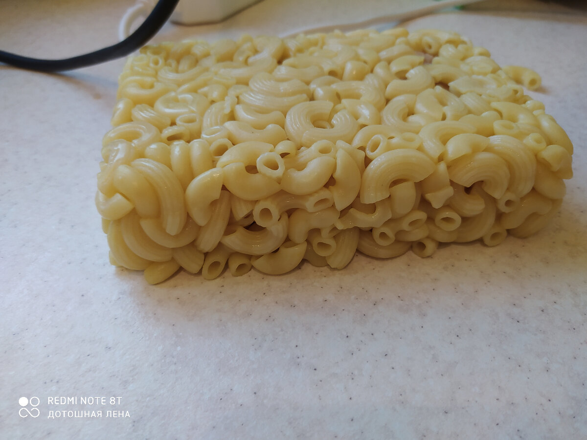 Макароны вывалились из контейнера на стол) 