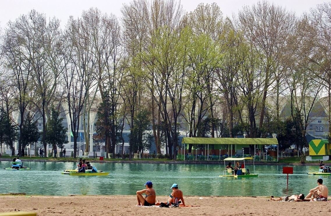 Сегодня это озеро стоит без воды и закрытое. Который год ведется что-то. Озеро на Волгоградской