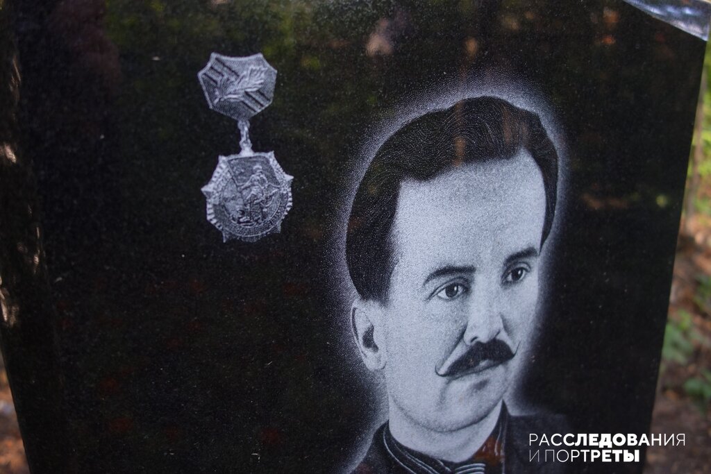 Сомнений быть не может: в верхнем левом углу - именно медаль "25 лет Победы". Фото: Андрей Гусельников @ Расследования и портреты 