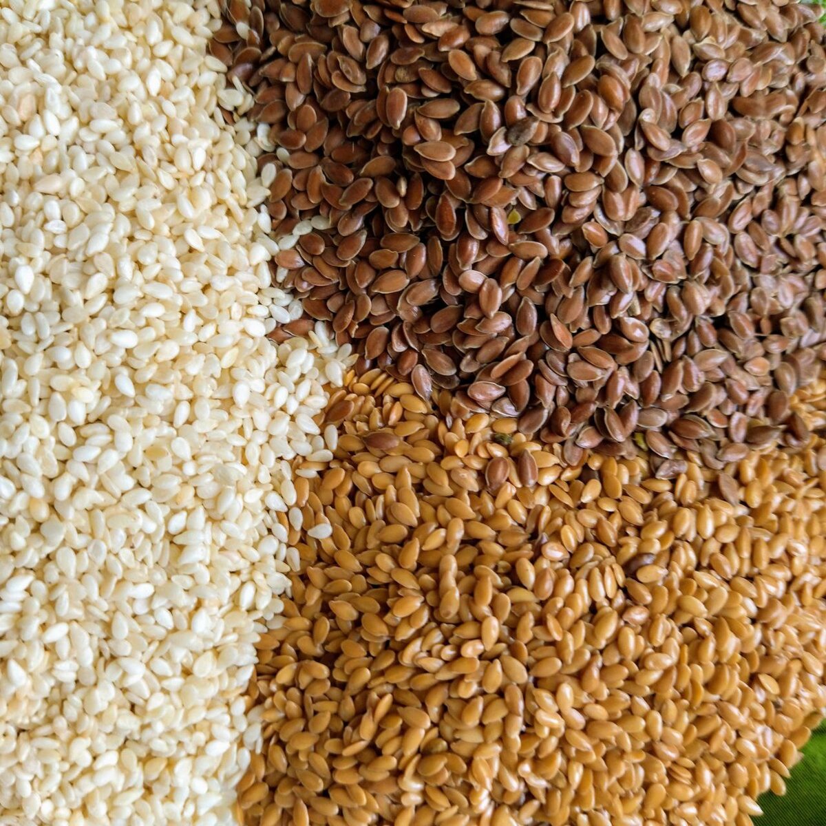 Тёмный лён крупнее кунжута и жёлтого льна.