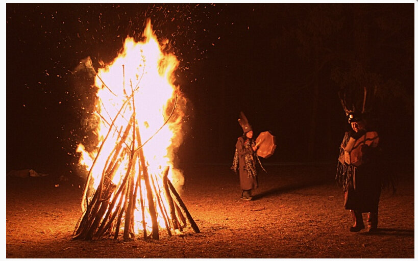 Индеец ночь. Индейский костер. Индейцы возле костра. Племя вокруг костра. Шаман у костра.