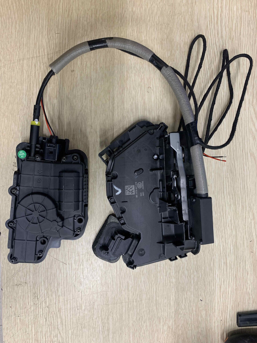 Весь комплект на дверь - замок и отдельный блок привода с электроникой управления и моторчиком.