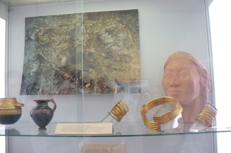 Та самая принцесса с золотыми браслетами (наука дошла до того, что человеческое лицо воссоздают по захороненным десятки веков назад останкам, черепу) и найденные рядом с ней дорогие предметы. Фото автора блога, сделанное в музее