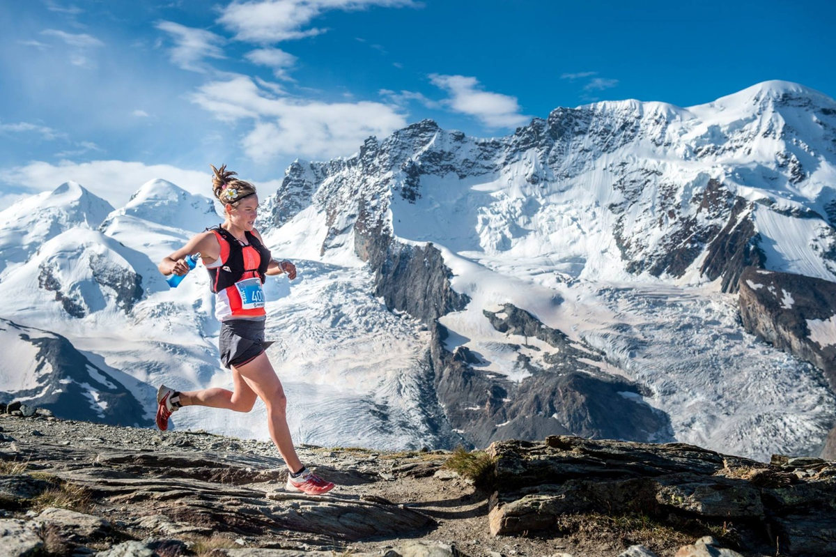 Скайраннинг. Спорт в горах. Спорт бег в горах. Спортсмен в горах. Тренировка в горах.