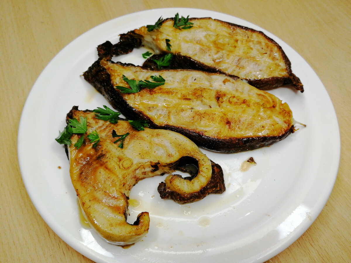 Зубатка голубая стейк. Зубатка синяя стейк в духовке. Зубатка рыба рецепты. Рыба зубатка запеченная в духовке. Как вкусно приготовить синюю зубатку стейки.