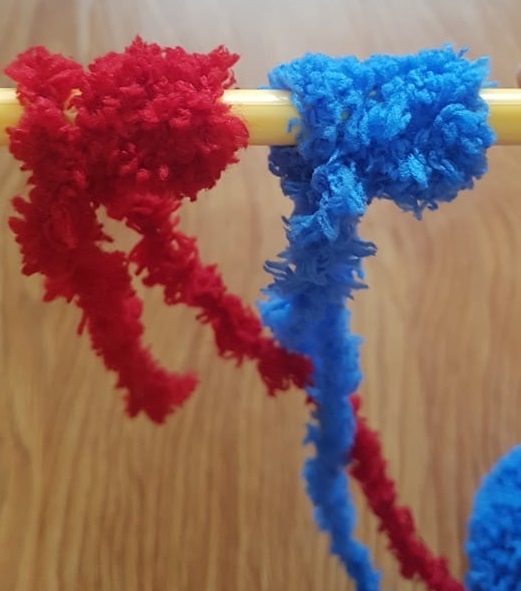 Набрала петли сначала одного цвета, затем - другого