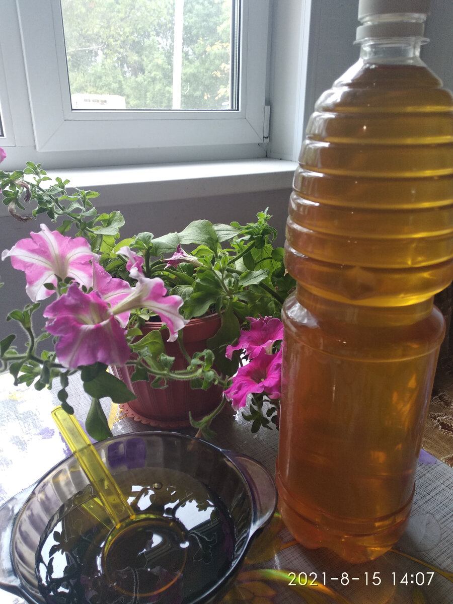 Мед липовый местный.