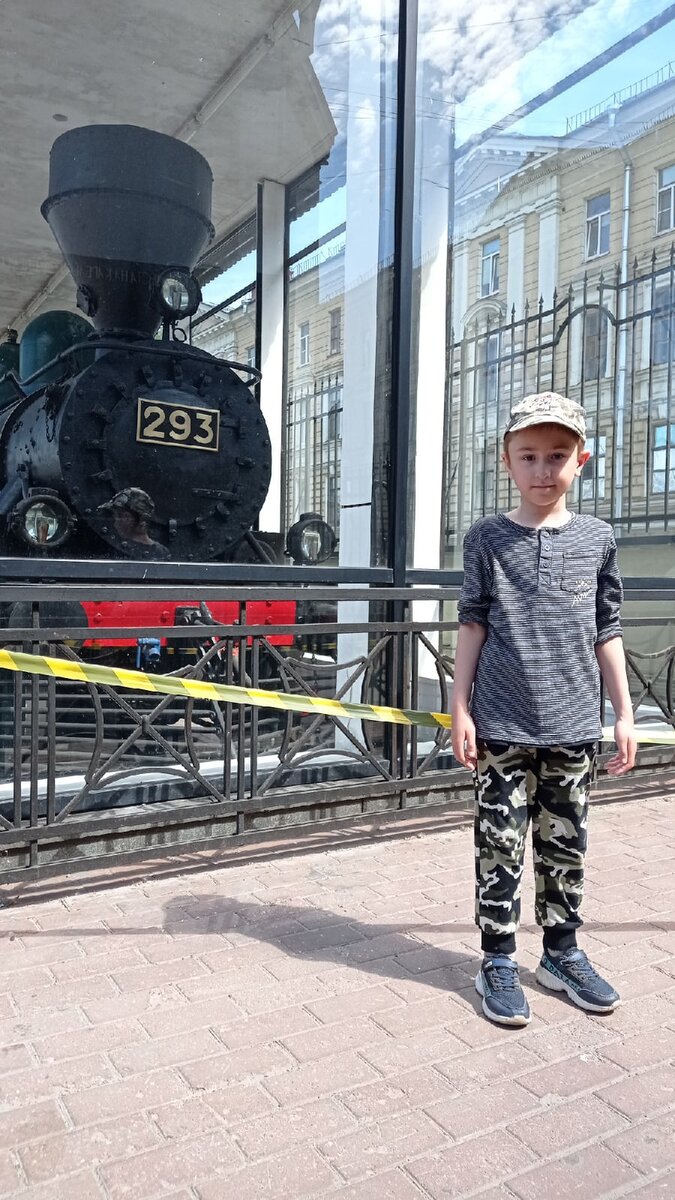 У паровоза на вокзале