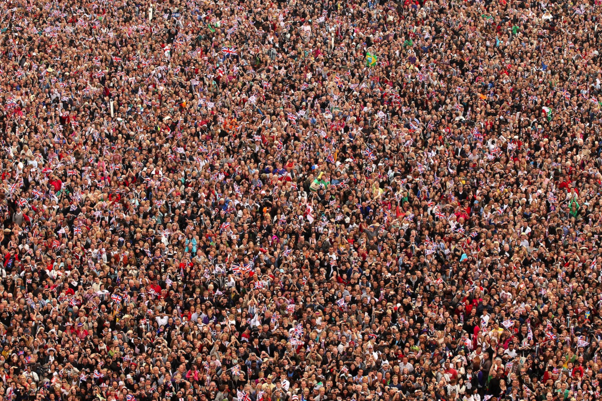 Громадная толпа. Человек толпы. Миллионы людей. Очень очень большая толпа людей. 10000 Человек.