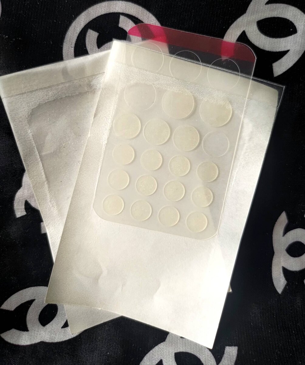 Два блистера патчей от Elizavecca Witch Piggy. Один как видно на фото, мной полностью закончен.