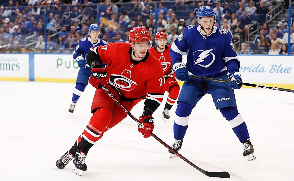 А.Свечников в красной форме.                            фото: картинки яндекса.