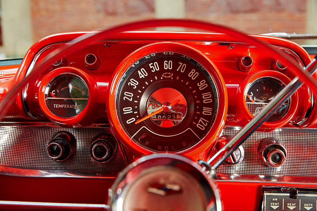 Мощность автомобиля составляла 165 л. с. при 4400 об/мин, максимальный крутящий момент: 348 Нм при 2200 об/мин. 
Машина оснащалась задним приводом и двухступенчатой автоматической коробкой передач. А также определенные версии машин имели трехступенчатую механическую коробку передач.

Расход топлива: 25 литров на 100 километров

Топливный бак: 60 литров

Разгон с 0-100 км/час: 12,1 секунды

Максимальная скорость: 159 км/час