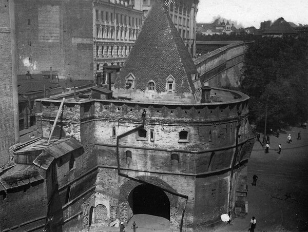 Круглая башня (на её месте вестибюль станции метро Площадь Революции)