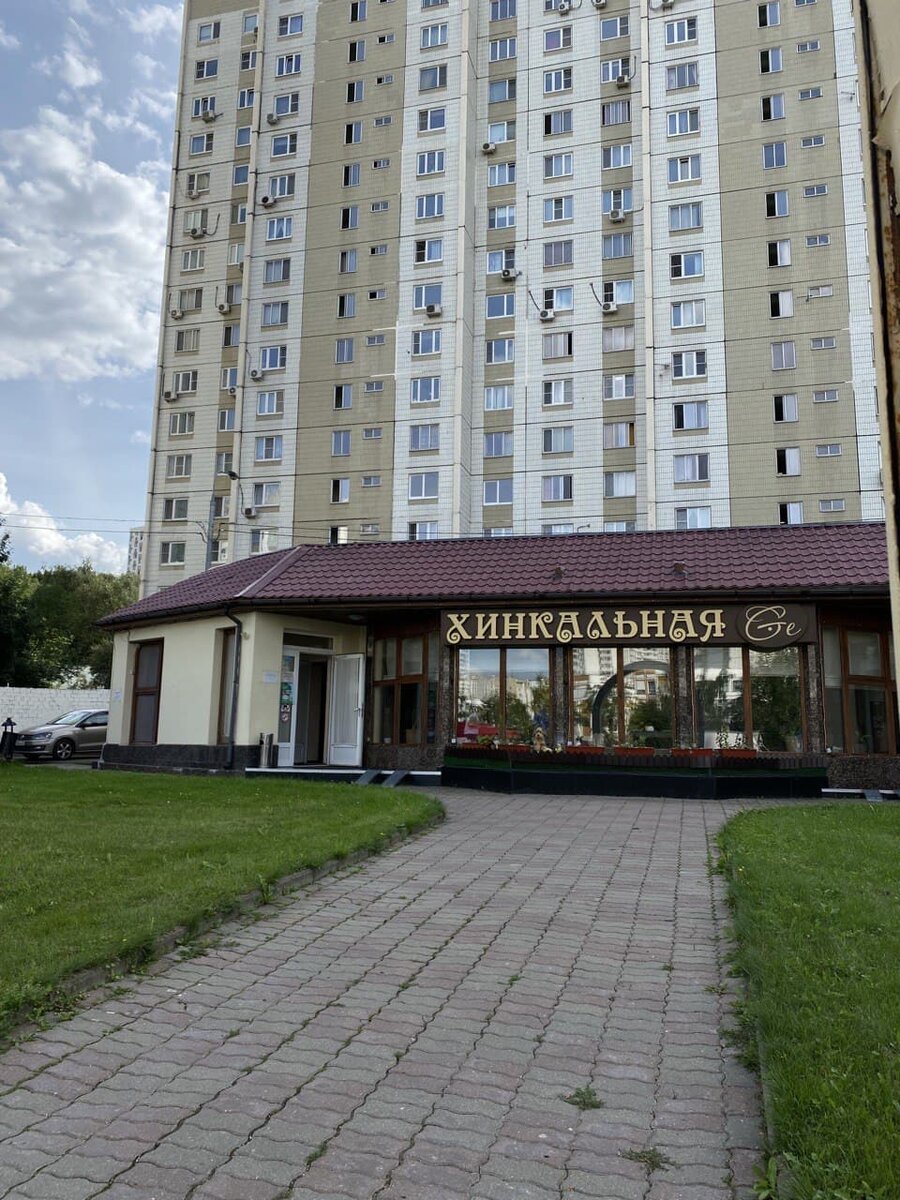 Вид на заведение со стороны главного входа