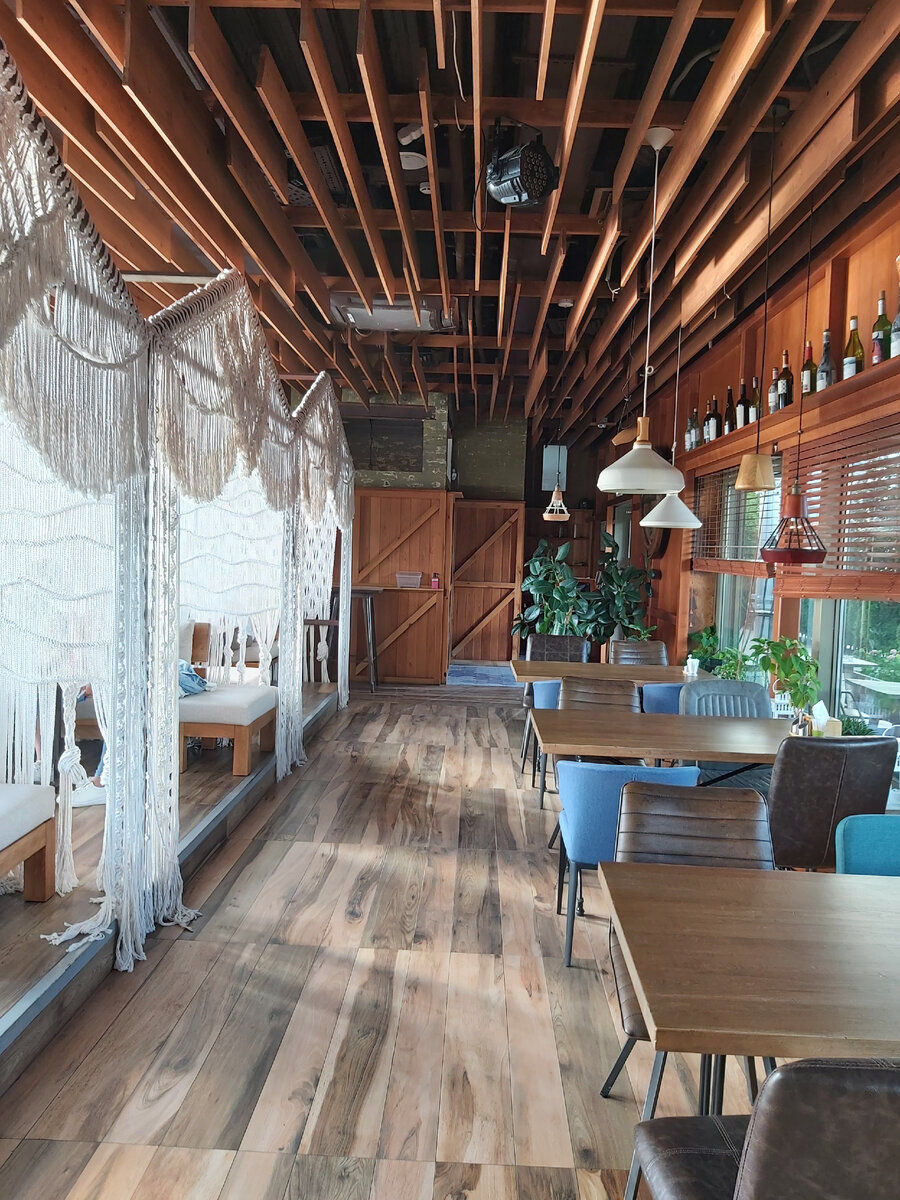 Фото автора. Интерьер ресторана с перегородками в технике макраме.
