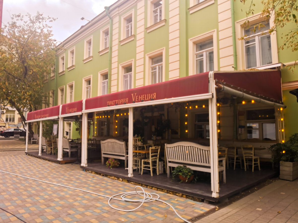     Летняя веранда траттории "Венеция"