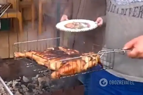 Курица на мангале готова