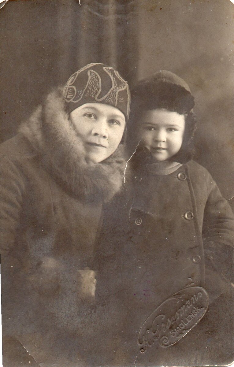 Бабушка с сыном Юрой, 1927 г.