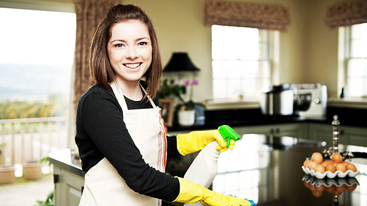 Maid cleans. Домработница. Помощница по дому. Домработница в доме. Уборка кухни.