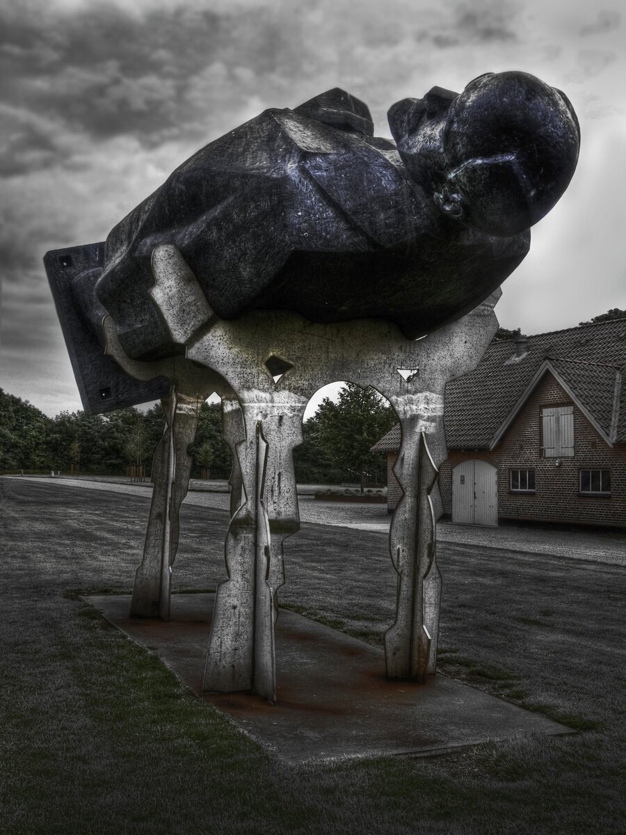 Ленин лежит