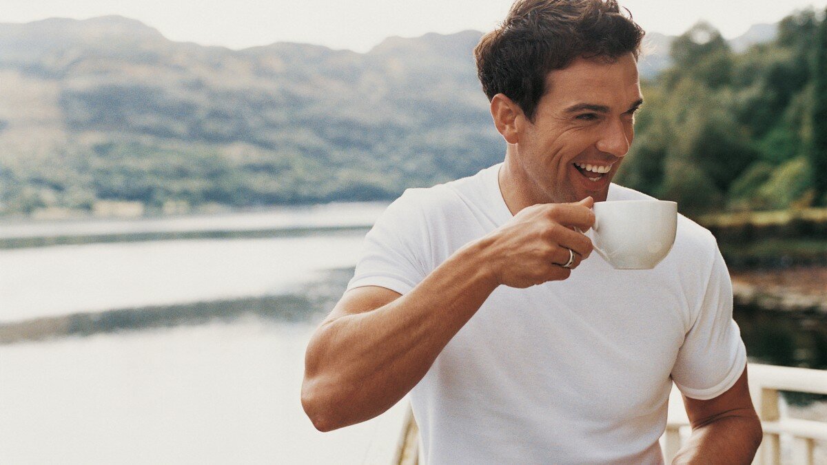 Мужчина часто помогает. Счастливый мужчина. Мужчина с чашкой чая. Мужчина с кофе. Мужчина с кружкой кофе.