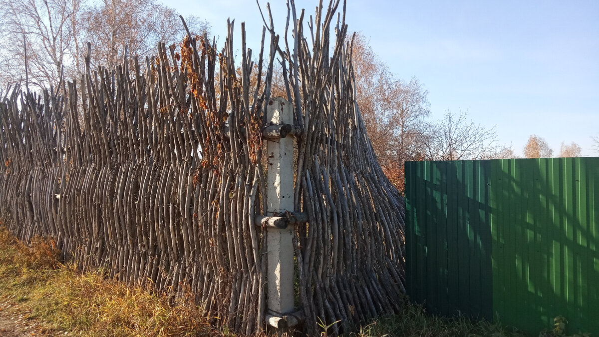 Деревянный забор из жердей