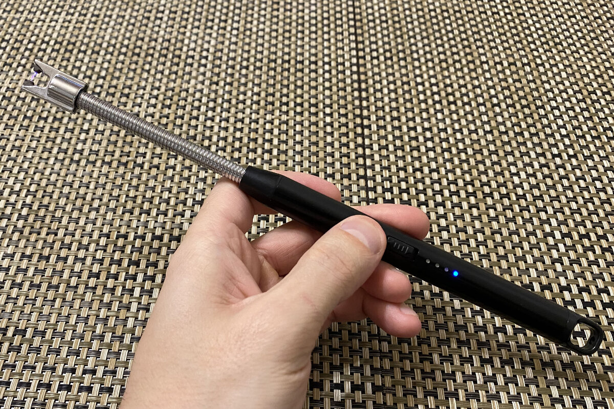 Зажигалка за 580 рублей. На корпусе имеется индикация заряда из 4-х светодиодов.