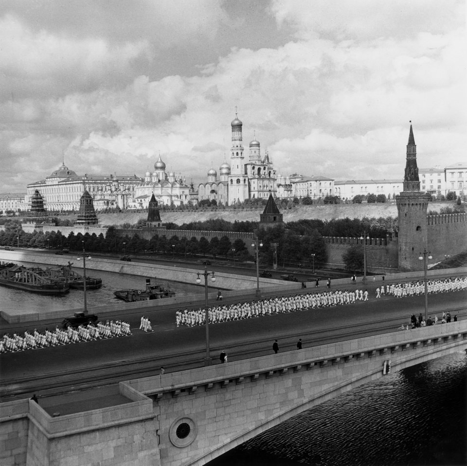 Здравствуйте, мои уважаемые читатели. Сегодня, при помощи фотоцентра имени братьев Люмьер, мы окунемся в наше с вами советское прошлое.-4