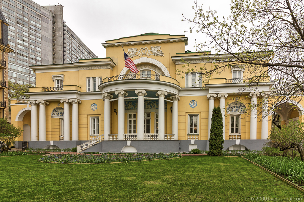 Московские усадьбы москва. Резиденция посла США В Москве Спасо Хаус. Особняк Николая Второва в Москве. Особняк Второва в Спасопесковском переулке. Адамович особняк Второва.